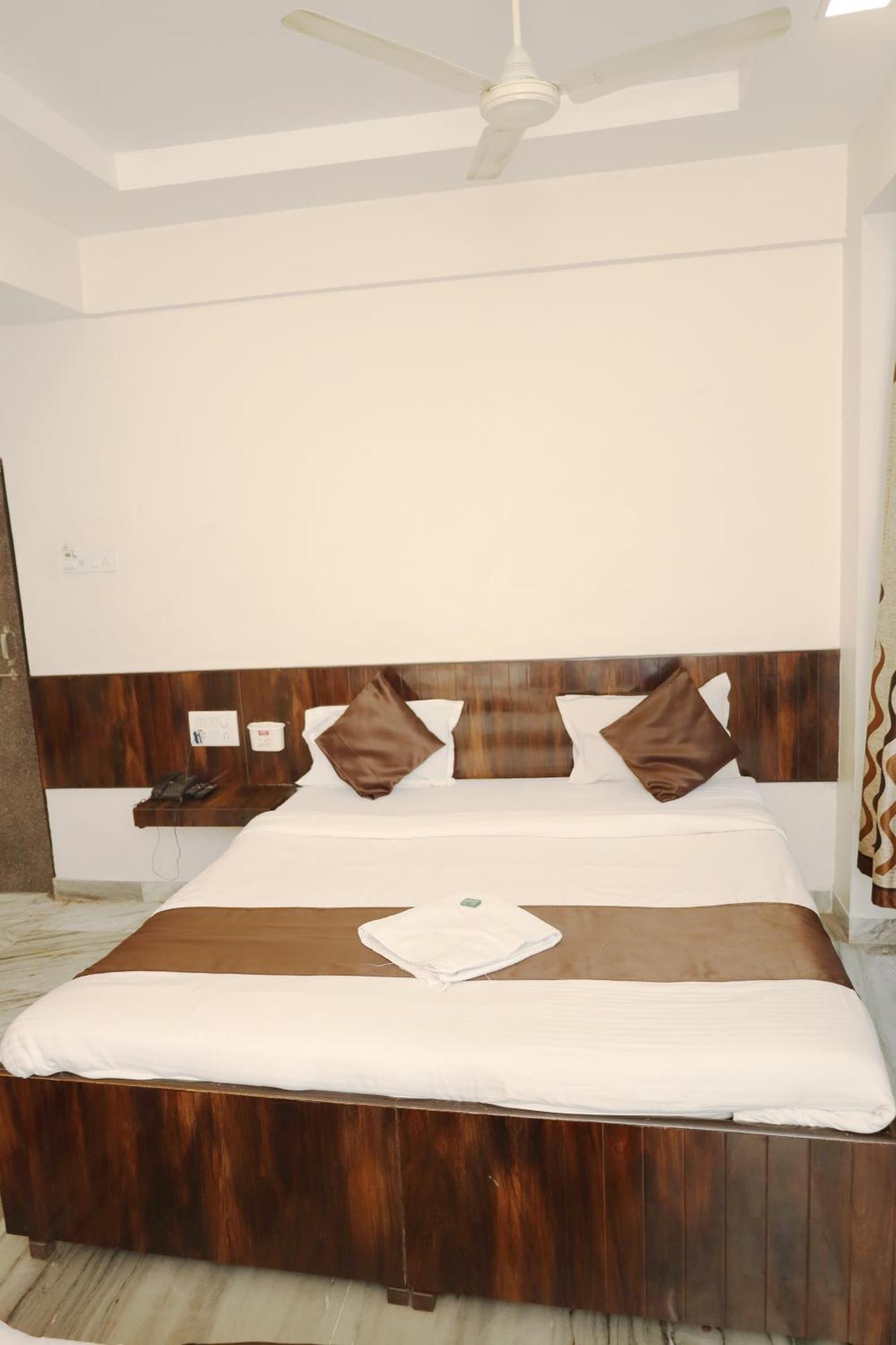Hotel Sachidanand-Walkable Distance From Temple Shirdi Ngoại thất bức ảnh